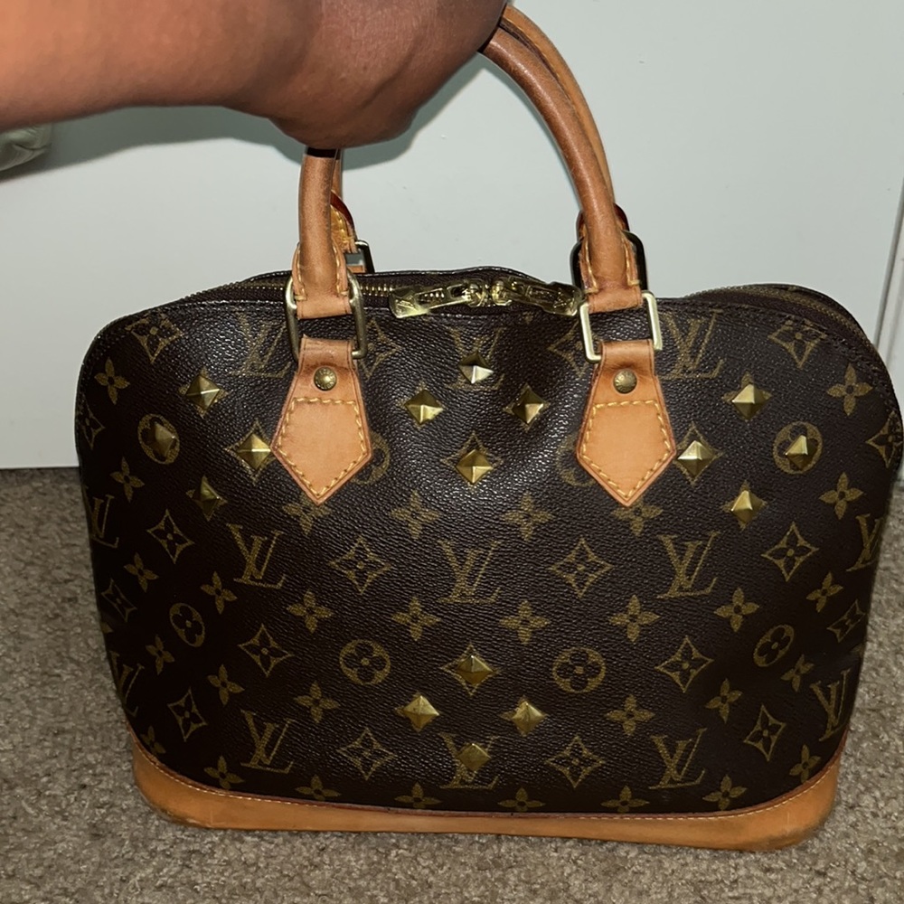 🔥🔥 Louis Vuitton Alma Purse with studded gold medal front and two zippers. - Picture 2 of 16